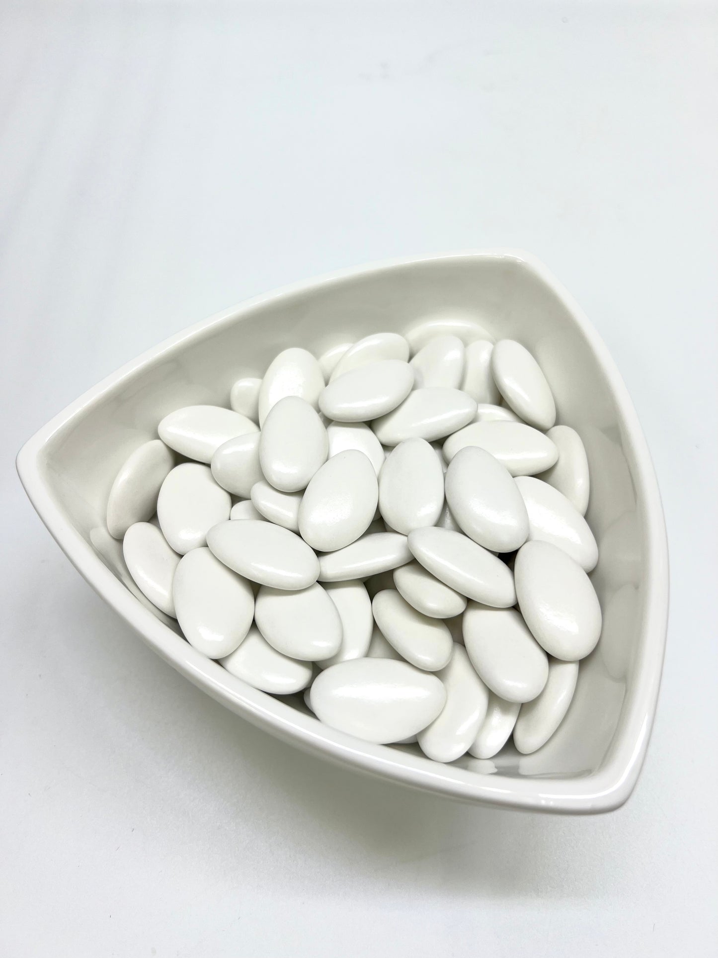 White pearlescent chocolate dragees 250gr