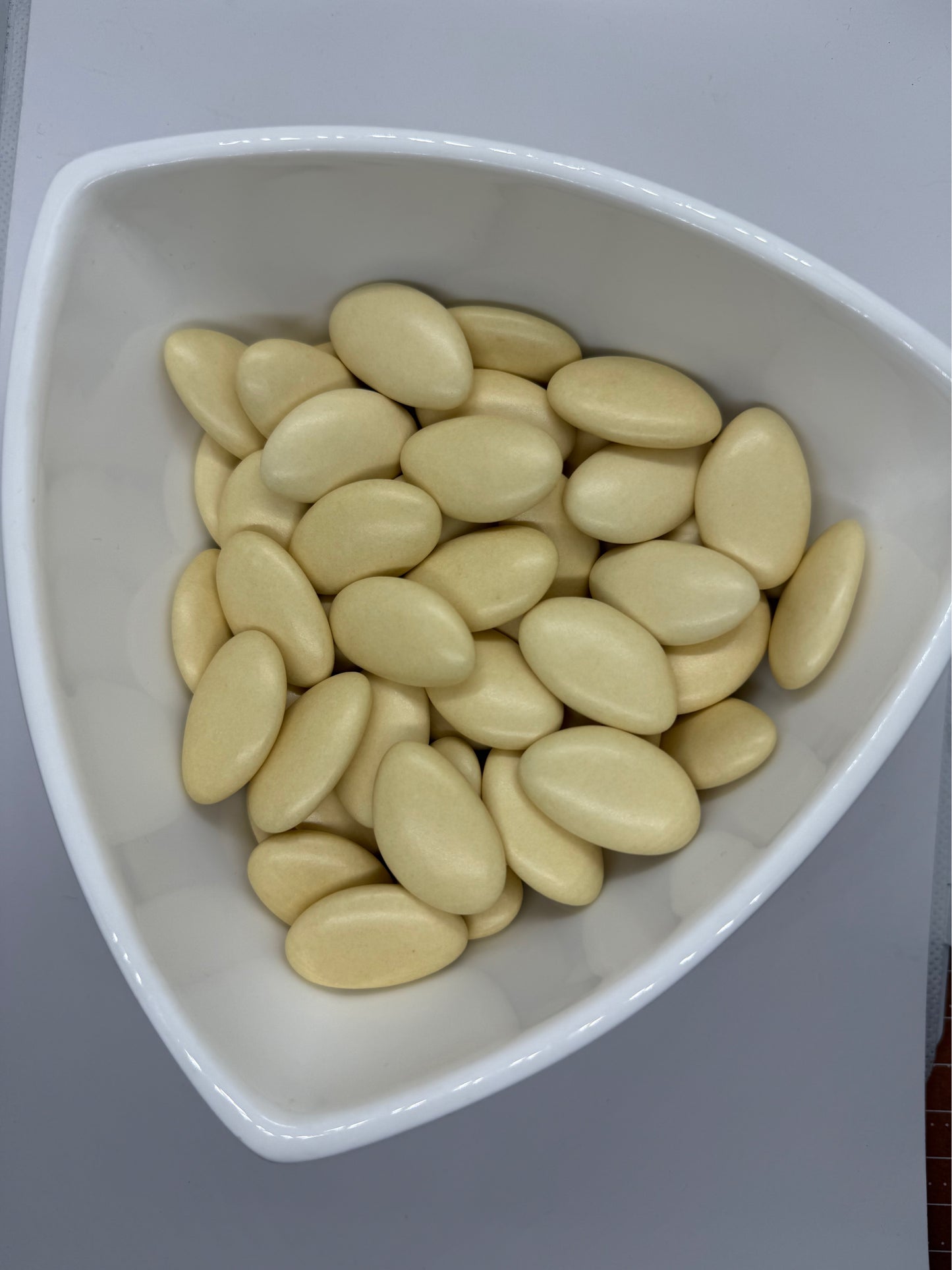 Pearlescent chocolate dragees 250gr