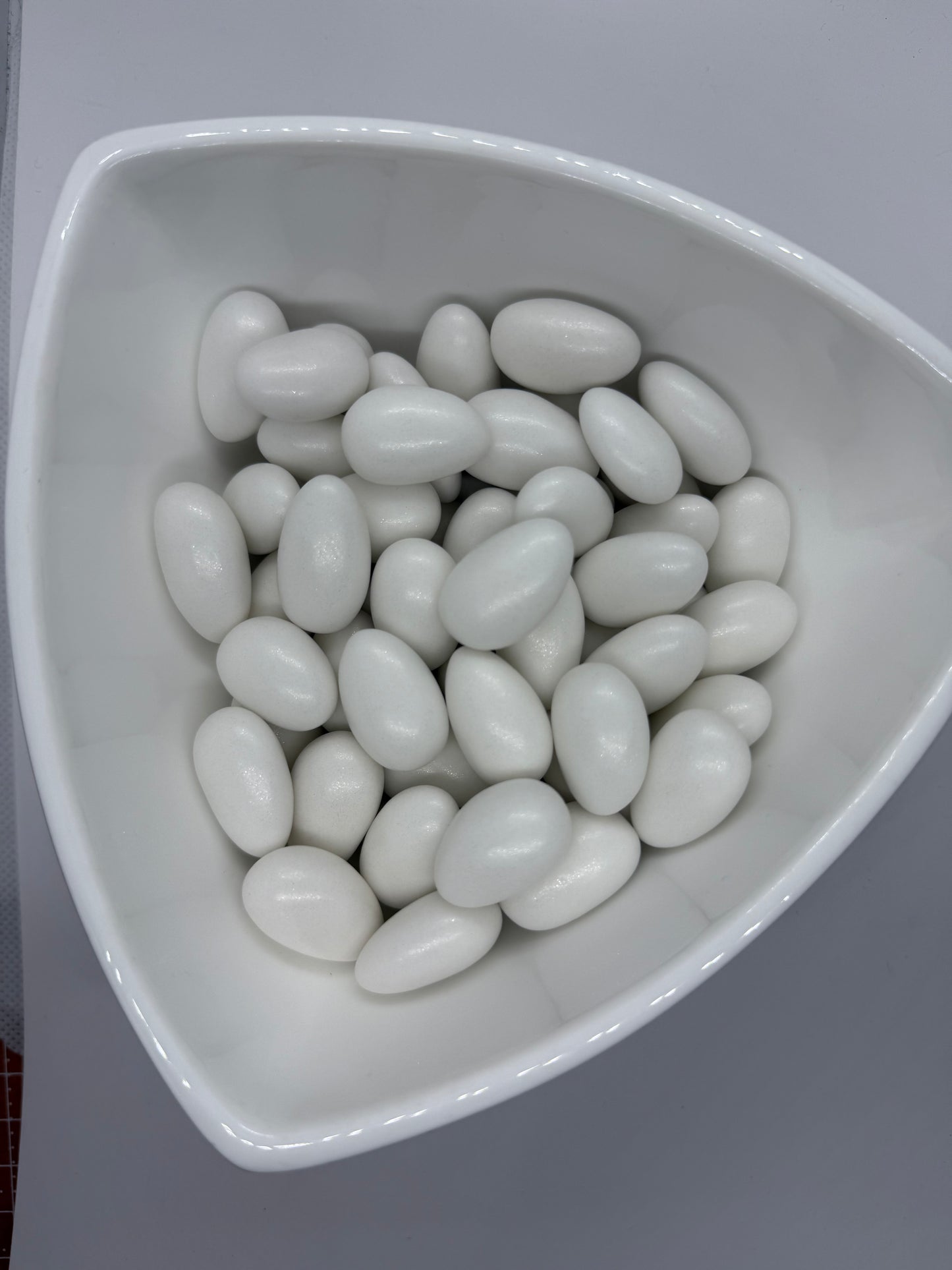 Pearlescent almond dragées 250gr