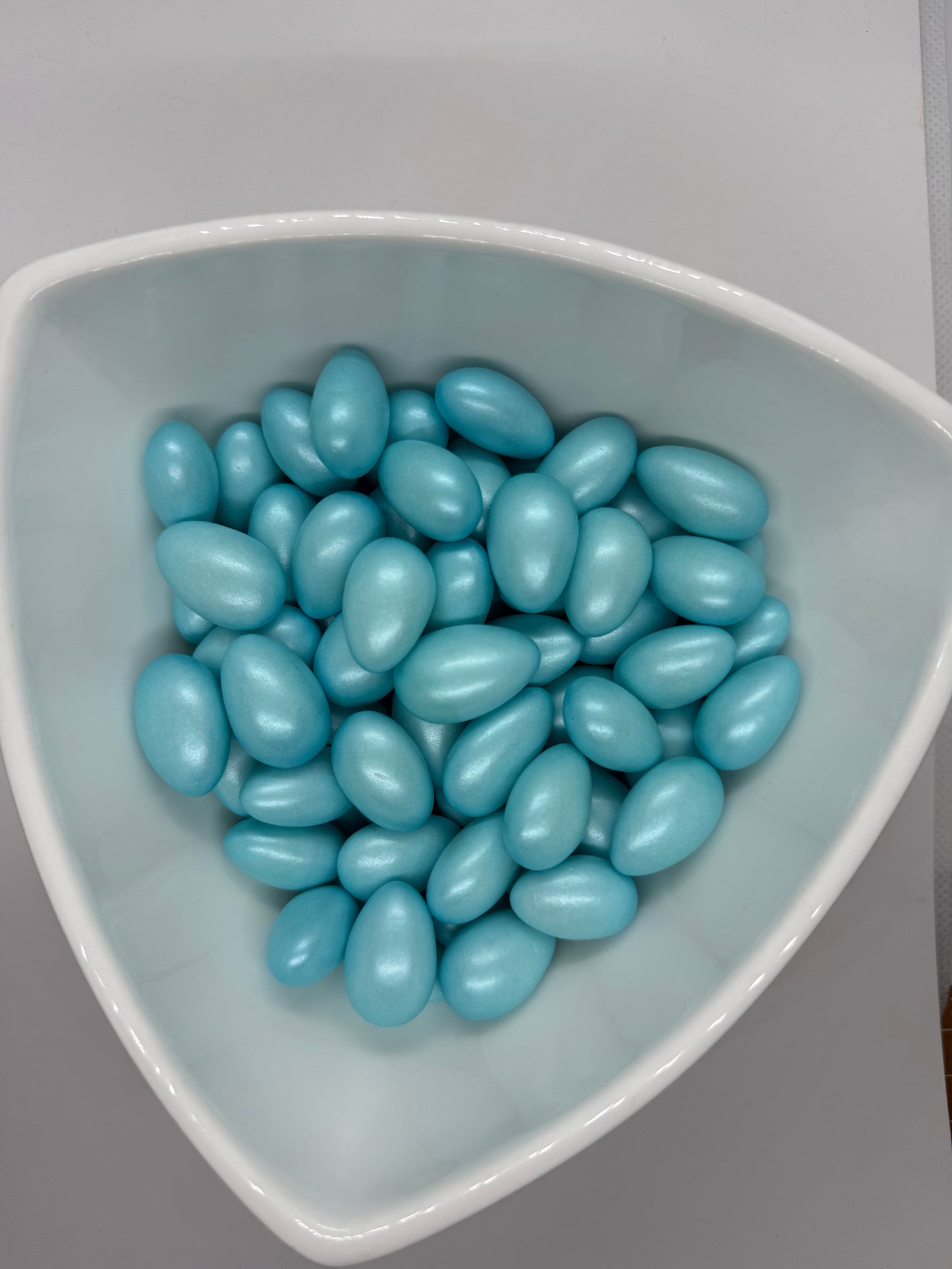 Pearlescent almond dragées 250gr